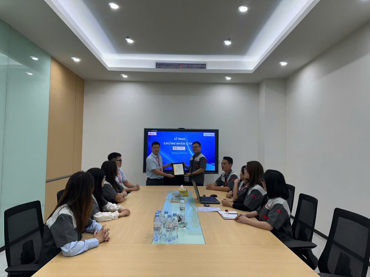 Đại diện doanh nghiệp nhận chứng nhận trong buổi làm việc cùng TTS Cert