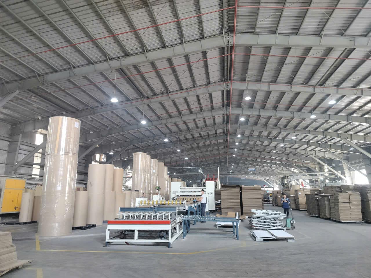Chuyên gia TTS khảo sát thực tế tại nhà máy đối tác